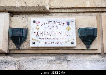 Paris, Frankreich - 27. Januar 2026: Eine Gedenktafel auf der Ile de la Cite in Paris, Frankreich, die an Jean Montauron erinnert, der bei den Kämpfen getötet wurde Stockfoto