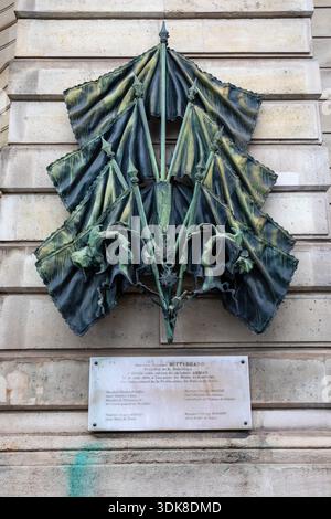 Paris, Frankreich - 27. Januar 2026: Eine Skulptur auf der Rue de la Cite, die an die Schlacht um die Bezirkspolizei in Paris erinnert Stockfoto