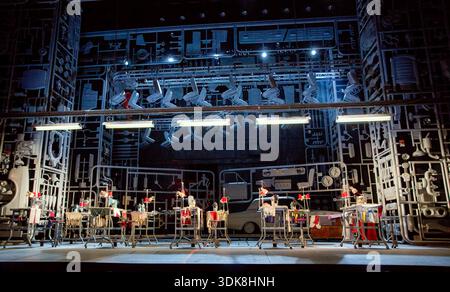 Bühnenbild für MADE IN DAGENHAM - The Musical at the Adelphi Theatre, London WC2 05/11/2014 Buch: Richard Bean Musik: David Arnold Text: Richard Thomas Design: Bunny Christie Beleuchtung: Jon Clark Choreograf: Aletta Collins Regie: Rupert Goold Stockfoto