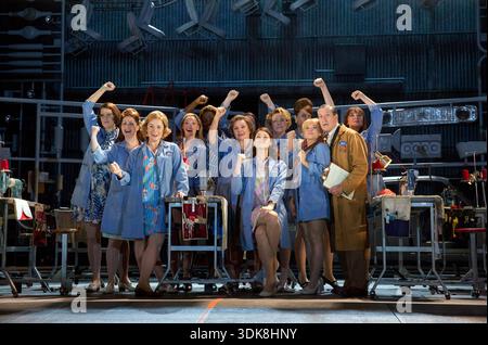 Vorne links (in Brille): Heather Craney (Clare) sitzend, Mitte: Gemma Arterton (Rita O'Grady) vorne rechts: Sophie Isaacs (Sandra), David Cardy (Monty) in MADE IN DAGENHAM - The Musical at the Adelphi Theatre, London WC2 05/11/2014 Buch: Richard Bean Musik: David Arnold Text: Richard Thomas Design: Bunny Christie Beleuchtung: Jon k Clart Choreografin: Ruperold Stockfoto