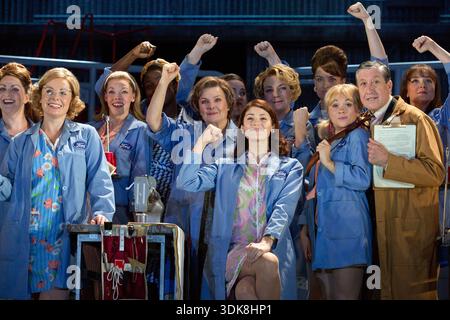 Vorne links (in Brille): Heather Craney (Clare) sitzend, Mitte: Gemma Arterton (Rita O'Grady) vorne rechts: Sophie Isaacs (Sandra), David Cardy (Monty) in MADE IN DAGENHAM - The Musical at the Adelphi Theatre, London WC2 05/11/2014 Buch: Richard Bean Musik: David Arnold Text: Richard Thomas Design: Bunny Christie Beleuchtung: Jon k Clart Choreografin: Ruperold Stockfoto