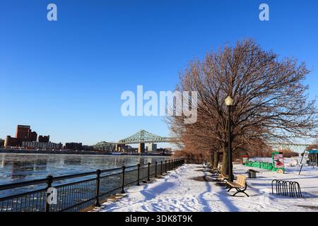Eisiger Fluss mit schneebedeckten Seitenwegen Stockfoto