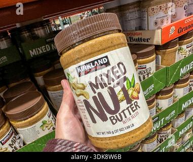 Eine Hand mit einem Glas Kirkland Mixed Nussbutter - Merrillville, USA - 29. Januar 2026 Stockfoto
