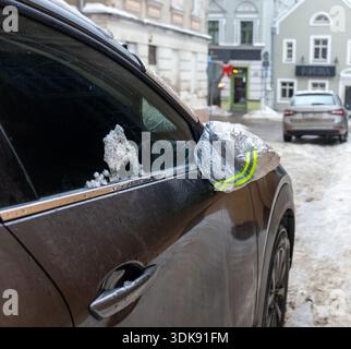Windschutzscheibe und Seitenspiegel des Fahrzeugs mit Wärmeschutzabdeckung. Winter-Autozubehör, das Frost, Eis und Schnee verhindert und hält Stockfoto