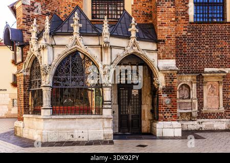 Eintritt zur St. Barbara-Kirche, Veranda mit kunstvollen gotischen Steinschnitzereien und schmiedeeisernen Bars, Krakau, Polen Stockfoto