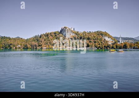 Wunderschöne, ikonische Kirche der Himmelfahrt der Heiligen Jungfrau Maria auf einer felsigen Klippe am Bleder See, Slowenien Stockfoto