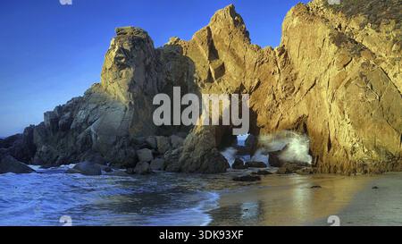 USA, Kalifornien, Monterey, Big Sur, Pfeiffer Beach, Beach and Cliffs, Monterey, Kalifornien, USA Stockfoto