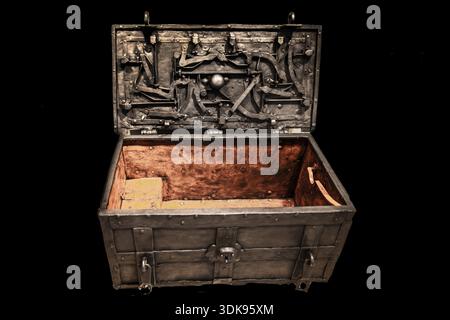Schmiedeeiserne Kiste mit einem von innen sichtbaren Schließmechanismus, Oberschlesien, 18. Jahrhundert, Piast Castle Museum, 16. Jahrhundert, Gliwice, Polen Stockfoto