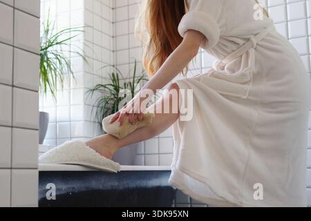 Fairskinned Lady im Kleid pflegt ihre Haut mit Sonnenlicht Stockfoto