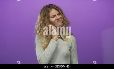 Woman Wangen Schmerz Studio Aufnahme von blondem jungen Porträt zeigt Unbehagen besorgt Halten. Stockfoto