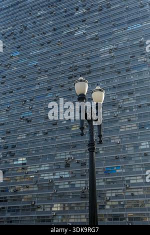 Antike Laternenpfahl, typisch für die Stadt Sao Paulo, im Gegensatz zur Fassade des Gebäudes Stockfoto