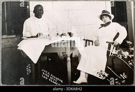 Jack Johnson posierte mit seiner Frau Etta Duryea in seinem Trainingslager für den Jim Flynn Fight in Las Vegas, 1910er Stockfoto