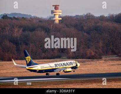 Ryanair Boeing 737 landet am Flughafen Köln/Bonn, Nordrhein-Westfalen Stockfoto