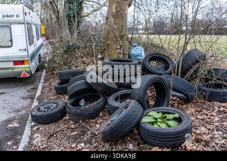 Unrechtmäßig gekippte Autoreifen und sonstiger Müll in einer Seitenstraße in Duisburg-Kaiserberg, Nordrhein-Westfalen. Stockfoto