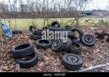 Unrechtmäßig gekippte Autoreifen und sonstiger Müll in einer Seitenstraße in Duisburg-Kaiserberg, Nordrhein-Westfalen. Stockfoto