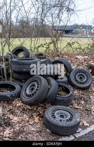 Unrechtmäßig gekippte Autoreifen und sonstiger Müll in einer Seitenstraße in Duisburg-Kaiserberg, Nordrhein-Westfalen. Stockfoto