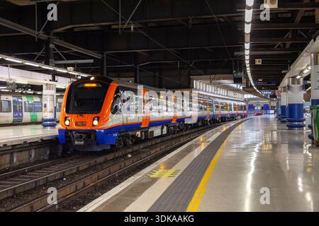 London Overground Alstom Aventra Zug 710376 in London Euston mit einem lokalen Haltezug auf der Lioness Line Stockfoto