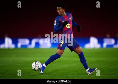 BARCELONA, SPANIEN - 28. JANUAR: Alejandro Balde vom FC Barcelona spielt mit dem Ball während der UEFA Champions League 2025/26 Phase MD8 Stockfoto