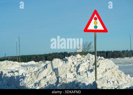 Verkehrswarnschild vor massiven Schneebänken nach dem Wintersturm Elli am 9. Januar 2026, das die Gefahren für extreme Schneefälle auf Straßen und Straßen hervorhebt Stockfoto