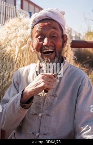 Porträt eines chinesischen Ältesten im Jingbian Wave Valley in China Stockfoto