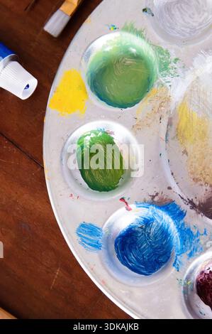 Eine Farbpalette mit blauer und grüner Farbe Stockfoto