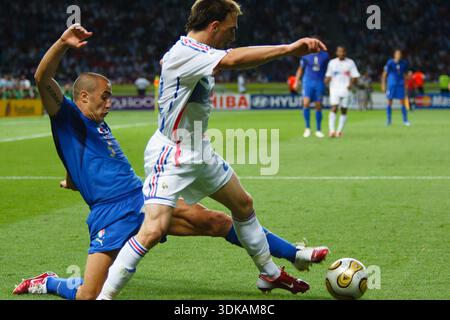 Der italienische Mannschaftskapitän Fabio Cannavaro (L) verteidigt im Finale der FIFA-Weltmeisterschaft am 9. Juli 2006 im Olympiastadion in Berlin gegen Franck Ribery (R). Nur redaktionelle Verwendung. Kommerzielle Nutzung verboten. (Foto: Jonathan Paul Larsen / Diadem Images) Stockfoto