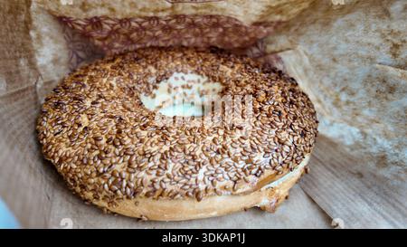 Frischer Bagel mit Sesamsamen in einer Papiertüte Stockfoto