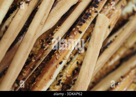 Sesamstäbchen ordentlich auf einer Oberfläche angeordnet Stockfoto