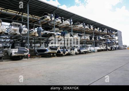 Freizeitboote werden in Lagerregalen im Hafen von Manly, einem Vorort von Brisbane, Queensland, Australien, gelagert. Stockfoto