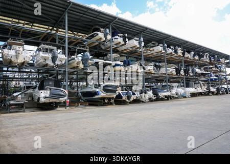 Freizeitboote werden in Lagerregalen im Hafen von Manly, einem Vorort von Brisbane, Queensland, Australien, gelagert. Stockfoto