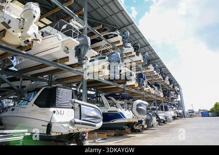 Freizeitboote werden in Lagerregalen im Hafen von Manly, einem Vorort von Brisbane, Queensland, Australien, gelagert. Stockfoto