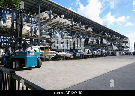 Freizeitboote werden in Lagerregalen im Hafen von Manly, einem Vorort von Brisbane, Queensland, Australien, gelagert. Stockfoto