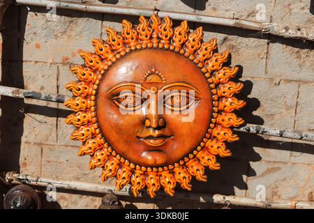 Kunstvolle Skulptur der Sonnengottheit surya auf einer Steinmauer, die die hinduistische Mythologie und Kultur repräsentiert Stockfoto