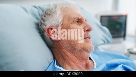 Denken, Seniorenmann und Stress im Krankenhausbett für Sehkraft, Heilung und Behandlungsmöglichkeiten. Gedanken, älterer Mensch und Patientenreflexion Stockfoto