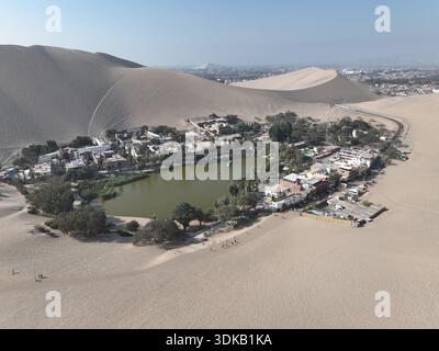 Huacachina Oase: Wüstenlagune in Ica, Peru Stockfoto