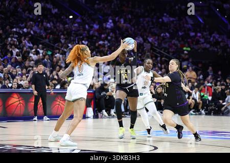 Philadelphia, USA. 30. Januar 2026. 30. Januar 2026; Philadelphia, Pennsylvania, USA; Rose Forward Shakira Austin (0) blockiert einen Pass von Lunar Owls Forward Temi Fágbénlé (14), während Rose Guard Chelsea Gray (12) und Lunar Owls Guard Rachel Banham (1) auf die Xfinity Mobile Arena schauen. Quelle: SIPA USA/Alamy Live News Stockfoto