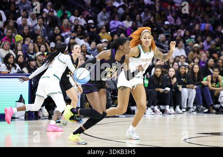 Philadelphia, USA. 30. Januar 2026. 30. Januar 2026; Philadelphia, Pennsylvania, USA; Rose Forward Shakira Austin (0) bewacht Lunar Owls Forward Temi Fágbénlé (14) in der Xfinity Mobile Arena. Quelle: SIPA USA/Alamy Live News Stockfoto
