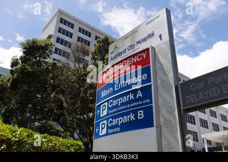 Wegweiser vor dem Auckland City Hospital mit Hinweis auf die Notaufnahme und den Haupteingang in Auckland, Neuseeland. Stockfoto