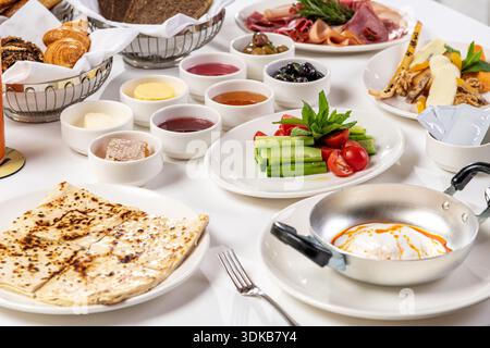 Traditioneller türkischer Frühstückstisch mit verschiedenen Gerichten und Tee Stockfoto
