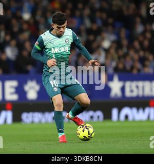 Sabadell, Barcelona, Spanien. 30. Januar 2026. Barcelona Spanien 30.01.2026 Carles AleÃ±A (Deportivo Alaves) kontrolliert den Ball während der La Liga EA Sports zwischen Espanyol und Deportivo Alaves im RCDE-Stadion am 30. Januar 2026 in Barcelona. (Kreditbild: © Xavi Urgeles/ZUMA Press Wire) NUR REDAKTIONELLE VERWENDUNG! Nicht für kommerzielle ZWECKE! Quelle: ZUMA Press, Inc./Alamy Live News Stockfoto