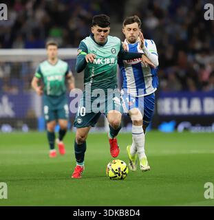 Sabadell, Barcelona, Spanien. 30. Januar 2026. Barcelona Spanien 30.01.2026 Jofre Carreras (Espanyol) und Carles AleÃ±A (Deportivo Alaves) kämpfen um den Ball während der La Liga EA Sports zwischen Espanyol und Deportivo Alaves am 30. Januar 2026 in Barcelona. (Kreditbild: © Xavi Urgeles/ZUMA Press Wire) NUR REDAKTIONELLE VERWENDUNG! Nicht für kommerzielle ZWECKE! Quelle: ZUMA Press, Inc./Alamy Live News Stockfoto