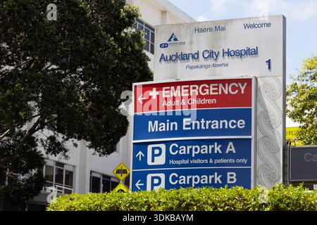 Wegweiser vor dem Auckland City Hospital mit Hinweis auf die Notaufnahme und den Haupteingang in Auckland, Neuseeland. Stockfoto
