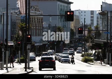 Verkehrs- und Fußgänger, die sich durch eine Straßenkreuzung im Zentrum von Auckland, Auckland, Neuseeland, bewegen. Stockfoto