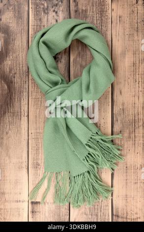 Handgewebter Schal in einer gemütlichen Textil-Umgebung, selektiver Fokus. Weiche Fasern und handwerkliche Handwerkskunst unterstreichen die Schönheit handgefertigter Stoffe Stockfoto