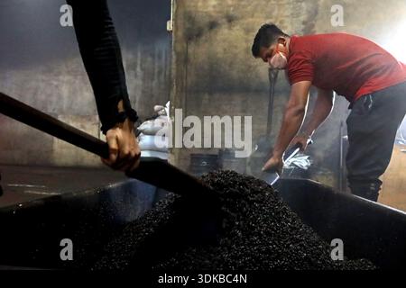 Aceh Besar, Aceh, Indonesien. Januar 31, 2026. Die Arbeiter kühlen Kaffeebohnen nach dem Rösten in einem der kleinen und mittleren Industrieunternehmen (KMU) im Adun Bubuk Kopi in Aceh Besar, Provinz Aceh, Indonesien am Samstag, den 31. Januar 2026. Der Großteil der Verarbeitung von Kaffeebohnen in dieser Region wird immer noch traditionell mit Holzöfen durchgeführt. (Kreditbild: © Khairu Syukrillah/ZUMA Press Wire) NUR REDAKTIONELLE VERWENDUNG! Nicht für kommerzielle ZWECKE! Stockfoto