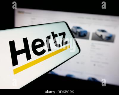 In dieser Abbildung ist ein Smartphone mit dem Logo der Autovermietung Hertz Global Holdings Inc. Auf dem Bildschirm vor der Website zu sehen. Stockfoto