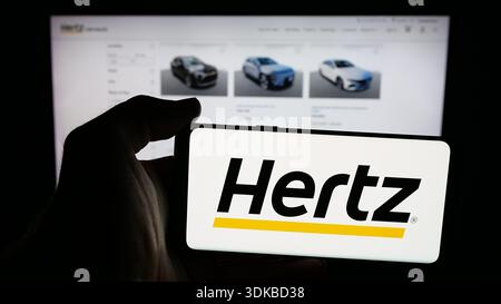 Auf dieser Abbildung befindet sich ein Mobiltelefon mit dem Logo des Autovermieters Hertz Global Holdings Inc. Auf dem Bildschirm vor der Webseite. (Foto von Timon Schneider / SOPA Images/SIPA USA) *** ausschließlich für redaktionelle Nachrichtenzwecke *** Stockfoto