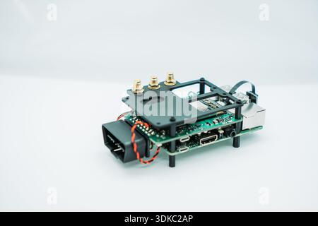 Nahaufnahme eines eingebetteten Elektronikgeräts oder eines Einplatinen-Computer-Prototyps mit mehreren Anschlüssen und Antennenanschlüssen Stockfoto