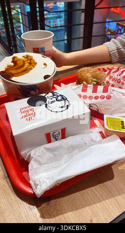 Padua, Italien - 19. Januar 2025: KFC ist eine beliebte Fast-Food-Kette, bekannt als Kentucky Fried Chicken. Die Atmosphäre eines Fast-Food-Restaurants Stockfoto