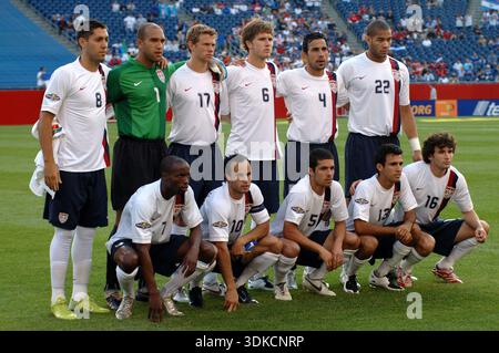 Foxboro USA 12. Juni 2007: CONCACAF Gold Cup USA gegen El Salvador. Die US-Fußballnationalmannschaft vor dem Spiel. 8-Clint Dempsey, 1-Tim Howard, 17-Jonahan Stockfoto